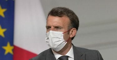 Wir müssen in Richtung einer Impfung aller gehen, weil das vorerst der einzige Weg zurück zu einem normalen Leben ist», so Präsident Macron. Foto: Michel Euler/Pool AP/dpa