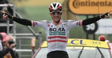 Etappensieger Patrick Konrad aus Österreich vom Team Bora Hansgrohe jubelt auf der Ziellinie. Foto: Philippe Lopez/AFP/dpa