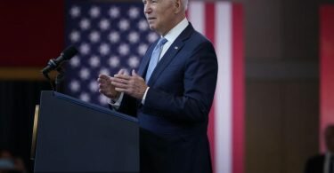 Biden will sich für eine bislang von den Republikanern blockierte Reform des Wahlrechts einsetzen. Foto: Evan Vucci/AP/dpa