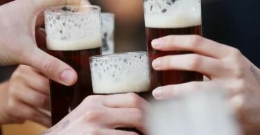 Experten schätzen: Etwa vier Prozent aller im vergangenen Jahr erstmals festgestellten Krebserkrankungen könnten nach mit dem Alkoholkonsum zusammenhängen. Foto: David Young/dpa