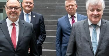 Die Sicherheit der Bundestagswahl im September ist nicht in Gefahr - das ist die gemeinsame Botschaft von CSU-Innenminister Horst Seehofer, Thomas Haldenwang, Präsident des Bundesamts für Verfassungsschutz, Arne Schönbohm, Präsident des Bundesamtes für Sicherheit in der Informationstechnik, und Georg Thiel, Präsident des Statistischen Bundesamtes und Bundeswahlleiter (von links nach rechts). Foto: Bernd von Jutrczenka/dpa