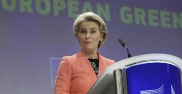 Ursula von der Leyen, Präsidentin der Europäischen Kommission, spricht bei einer Pressekonferenz im EU-Hauptquartier. Foto: Valeria Mongelli/AP/dpa