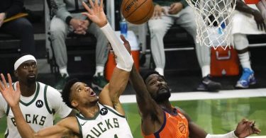 Sieggarant der Milwaukee Bucks gegen die Phoenix Suns: Giannis Antetokounmpo (M). Foto: Paul Sancya/AP/dpa