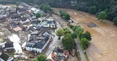 Ein erster Eindruck aus dem vom Hochwasser besonders stark betroffenen Ort Schuld bei Adenau. Foto: Christoph Reichwein/TNN/dpa