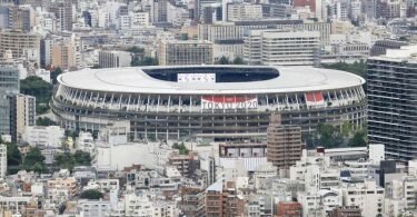 Die Eröffnungsfeier im weitgehend leeren Olympiastadion steht unter dem Motto «Vereint durch Emotionen». Foto: ---/kyodo/dpa