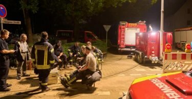 Über 1000 Einsätzkräfte sind laut einer Sprecherin der Kreisverwaltung immer noch im Einsatz. Foto: Thomas Frey/dpa