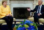 Während US-Präsident Joe Biden im Oval Office redet, schaut die Bundeskanzlerin Angela Merkel skeptisch. Foto: Evan Vucci/AP/dpa