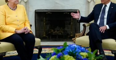 Während US-Präsident&nbsp;Joe Biden im Oval Office redet, schaut die Bundeskanzlerin Angela Merkel skeptisch. Foto: Evan Vucci/AP/dpa