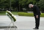 IOC-Präsident Thomas Bach legt während seines Besuchs einen Kranz in Hiroshima nieder. Foto: Eugene Hoshiko/Pool AP/dpa