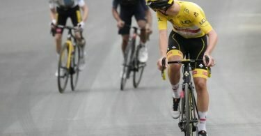 Gewohntes Bild bei der Tour 2021: Tadej Pogacar fährt vorneweg, Jonas Vingegaard (l) folgt mit etwas Abstand. Foto: Christophe Ena/AP/dpa