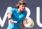 Hat das Viertelfinale in Hamburg überraschend verloren: Stefanos Tsitsipas. Foto: Daniel Bockwoldt/dpa