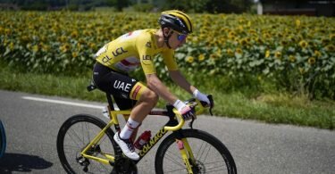 Tadej Pogacar ist ein begnadeter Zeitfahrer und wird auf der 20. Etappe seinen vierten Tagessieg anpeilen. Foto: Daniel Cole/AP/dpa