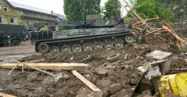 Ein Leopard-Bergepanzer der Bundeswehr ist in Schuld (Kreis Ahrweiler) im Einsatz, um Schutt zu räumen. Foto: Thomas Frey/dpa