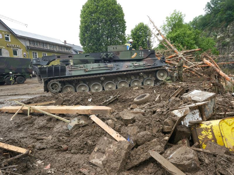 Ein Leopard-Bergepanzer der Bundeswehr ist in Schuld (Kreis Ahrweiler) im Einsatz, um Schutt zu räumen. Foto: Thomas Frey/dpa