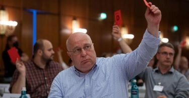 Andreas Schmidt, Vorsitzender der SPD Sachsen-Anhalt, stimmt beim Landesparteitag ab. Foto: Hendrik Schmidt/dpa-Zentralbild/dpa