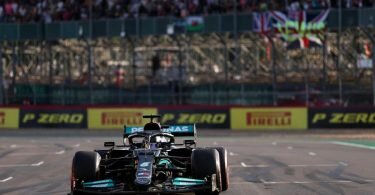 Lewis Hamilton geht bei seinem Heim-Grand-Prix von Platz zwei an den Start. Foto: Lars Baron/Pool Getty/dpa