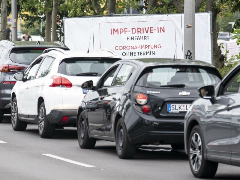 Eine lange Schlange bildet sich vor der Einfahrt zur Impfung an der Ikea-Filiale Lichtenberg vor dem Schild mit der Aufschrift "Impf-Drive-In Einfahrt Corona-Impfung Ohne Termin". Foto: Fabian Sommer/dpa