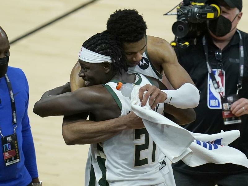 Giannis Antetokounmpo von den Milwaukee Bucks umarmt Teamkollege Jrue Holiday (v). Foto: Ross D. Franklin/AP/dpa