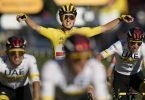 Geschafft: Tadej Pogacar feiert im Gelben Trikot nach der Zieleinfahrt in Paris seinen zweiten Gesamtsieg bei der Tour de France. Foto: Christophe Ena/AP/dpa