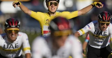 Geschafft: Tadej Pogacar feiert im Gelben Trikot nach der Zieleinfahrt in Paris seinen zweiten Gesamtsieg bei der Tour de France. Foto: Christophe Ena/AP/dpa