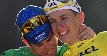 Drückten der 108. Tour de France ihren Stempel auf: Sprintkönig Mark Cavendish (l) und Gesamtsieger Tadej Pogacar. Foto: Pete Goding/BELGA/dpa