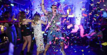 Ein Partygänger springt in einem Londoner Nachtclub kurz nach dessen Wiedereröffnung auf die Tanzfläche. Foto: Alberto Pezzali/AP/dpa