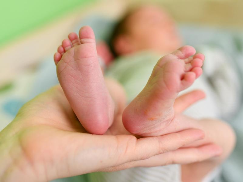 Alle werdenden Eltern hoffen, dass ihr Baby gesund zur Welt kommen wird. Foto: Uwe Anspach/dpa-tmn