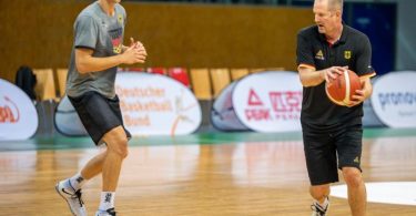 Vorbereitung auf Tokio: Johannes Voigtmann (l) und Basketball-Bundestrainer Henrik Rödl. Foto: Harald Tittel/dpa