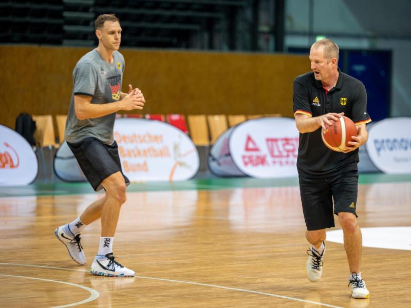 Vorbereitung auf Tokio: Johannes Voigtmann (l) und Basketball-Bundestrainer Henrik Rödl. Foto: Harald Tittel/dpa
