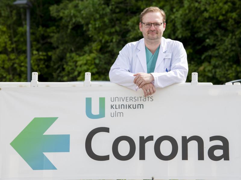 Der Internist Dominik Buckert arbeitet als Oberarzt in einer Spezialambulanz für Covid-Spätfolgen an der Uniklinik Ulm. Foto: Stefan Puchner/dpa