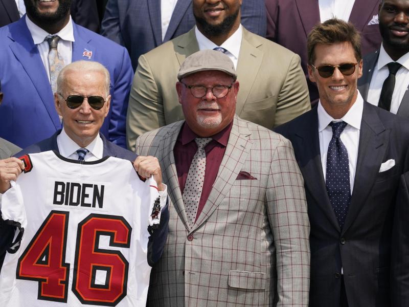 US-Präsident Joe Biden (2.v.l.), Coach Bruce Arians (M) und Quarterback-Superstar Tom Brady (r). Foto: Andrew Harnik/AP/dpa