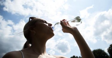 Mindestens 1,5 Liter Flüssigkeit sollte man bei sommerlichen Temperaturen täglich trinken - am besten Wasser, ungesüßte Tees oder Schorlen. Foto: Christin Klose/dpa-tmn