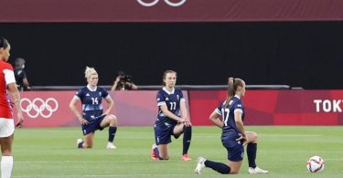 Weil der Kniefall von fünf Frauenfußball-Teams in den Zusammenschnitten fehlte, hatte es Kritik am IOC gegeben. Foto: ---/kyodo/dpa