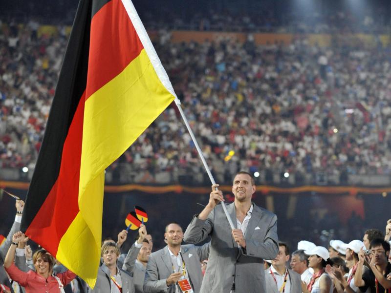 Basketballstar Dirk Nowitzki war 2008 der deutsche Fahnenträger. Foto: John Mabanglo/EPA/dpa