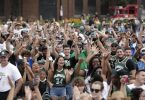 Fans feiern in Milwaukee den NBA-Titel der Bucks. Foto: Aaron Gash/AP/dpa
