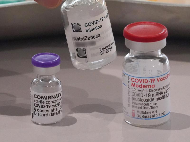 Links im Bild steht eine Impfdose vom Impfstoff Biontech, rechts im Bild steht eine Impfdose vom Impfstoff Moderna. Foto: Marcus Brandt/dpa