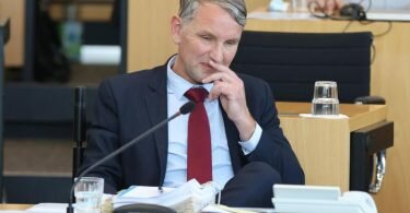 Björn Höcke während der Abstimmung auf seinem Platz im Plenarsaal. Foto: Bodo Schackow/dpa-Zentralbild/dpa