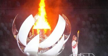 Die olympische Flamme wurde Japans Tennis-Star Naomi Osaka entzündet. Foto: Michael Kappeler/dpa