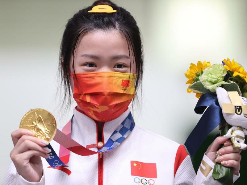 Die chinesische Schützin Qian Yang ist die erste Siegerin bei den Olympischen Spielen in Tokio. Foto: Oliver Weiken/dpa