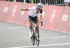 Der Tour-de-France-Dritte Richard Carapaz aus Ecuador gewann Gold im olympischen Straßenradrennen. Foto: Sebastian Gollnow/dpa