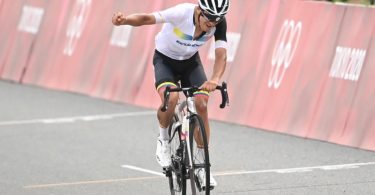 Der Tour-de-France-Dritte Richard Carapaz aus Ecuador gewann Gold im olympischen Straßenradrennen. Foto: Sebastian Gollnow/dpa