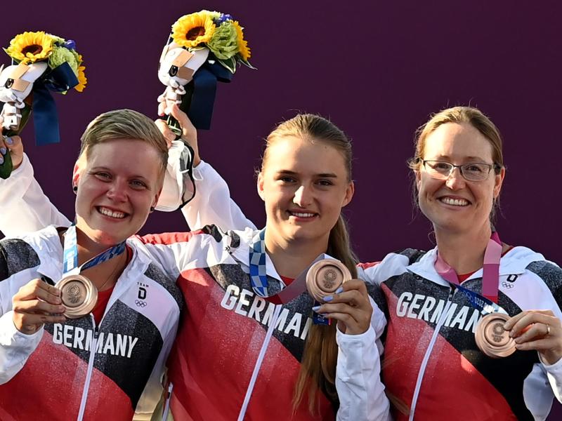Die deutschen Bogenschützinnen Michelle Kroppen, Charline Schwarz und Lisa Unruh (l-r) gewannen die Bronzemedaille. Foto: Swen Pförtner/dpa