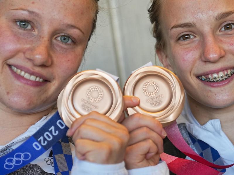 Tina Punzel (l) und Lena Hentschel zeigen stolz ihre Medaillen. Foto: Michael Kappeler/dpa