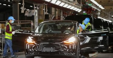 Blick in die Tesla Giga-Fabrik in Shanghai. Der US-Elektroautobauer Tesla hat ein weiteres Quartal mit Rekordergebnissen geschafft. Foto: Ding Ting/XinHua/dpa