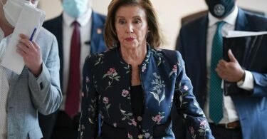 Nancy Pelosi (M), Vorsitzende des US-Repräsentantenhauses, kommt zu einer Pressekonferenz. Foto: J. Scott Applewhite/AP/dpa