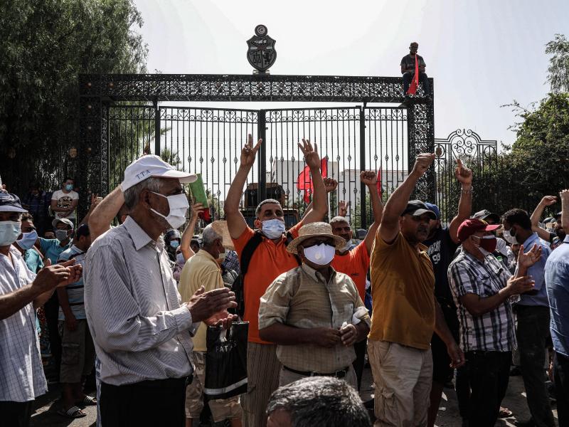 Anhänger des tunesischen Präsidenten Saied während einer Demonstration vor dem Parlamentsgebäude. Foto: Khaled Nasraoui/dpa