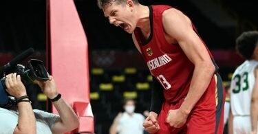 Basketballer Moritz Wagner jubelt über den Sieg gegen Nigeria. Foto: Swen Pförtner/dpa