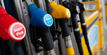 Zapfsäule an einer Tankstelle. Seit einigen Monaten steigen die Energiepreise überdurchschnittlich an. Foto: Sven Hoppe/dpa