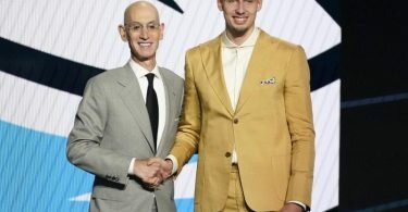 NBA-Chef Adam Silver gratuliert Franz Wagner (r) zum Draft. Foto: Corey Sipkin/AP/dpa