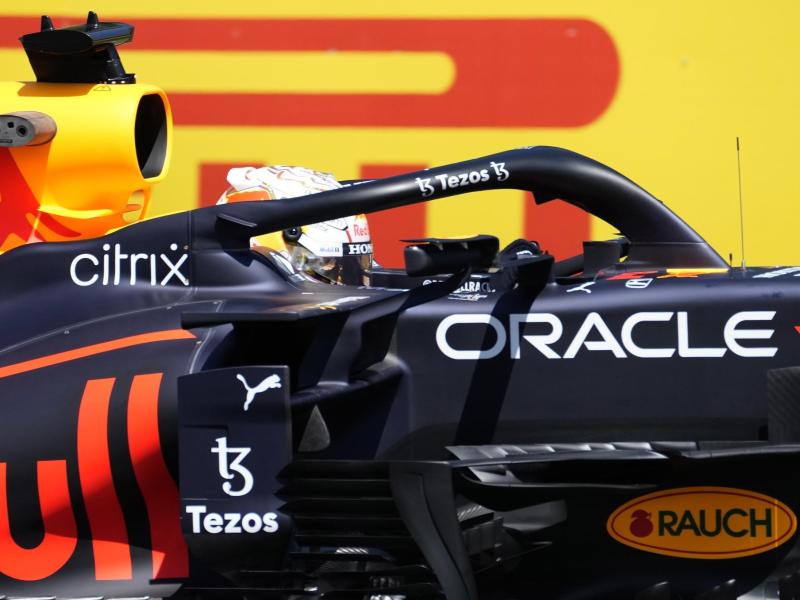 Red-Bull-Pilot Max Verstappen will sich die Pole Position auf dem Hungaroring schnappen. Foto: Darko Bandic/AP/dpa